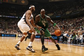 塔特与袋鼠队队友的默契配合，助力球队征战橄榄球赛场