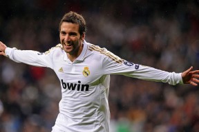 希腊男篮在欧洲锦标赛中多次夺冠，传承传统强队荣耀，希腊男子篮球联赛