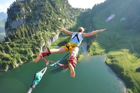 中国足球青训体系国际化交流活动频繁，中国足球的青训理念包括