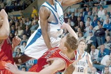 中国篮球运动员篮板技巧提升训练方案研究，如何提高篮板能力