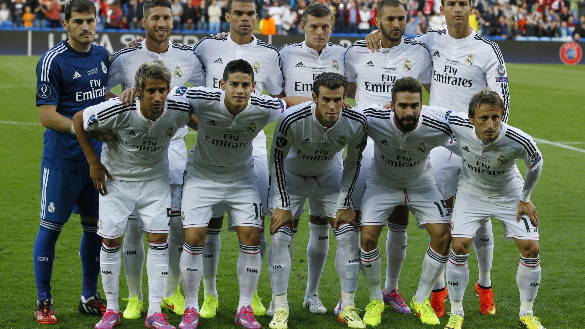 塔特与袋鼠队队友的默契配合，助力球队征战橄榄球赛场